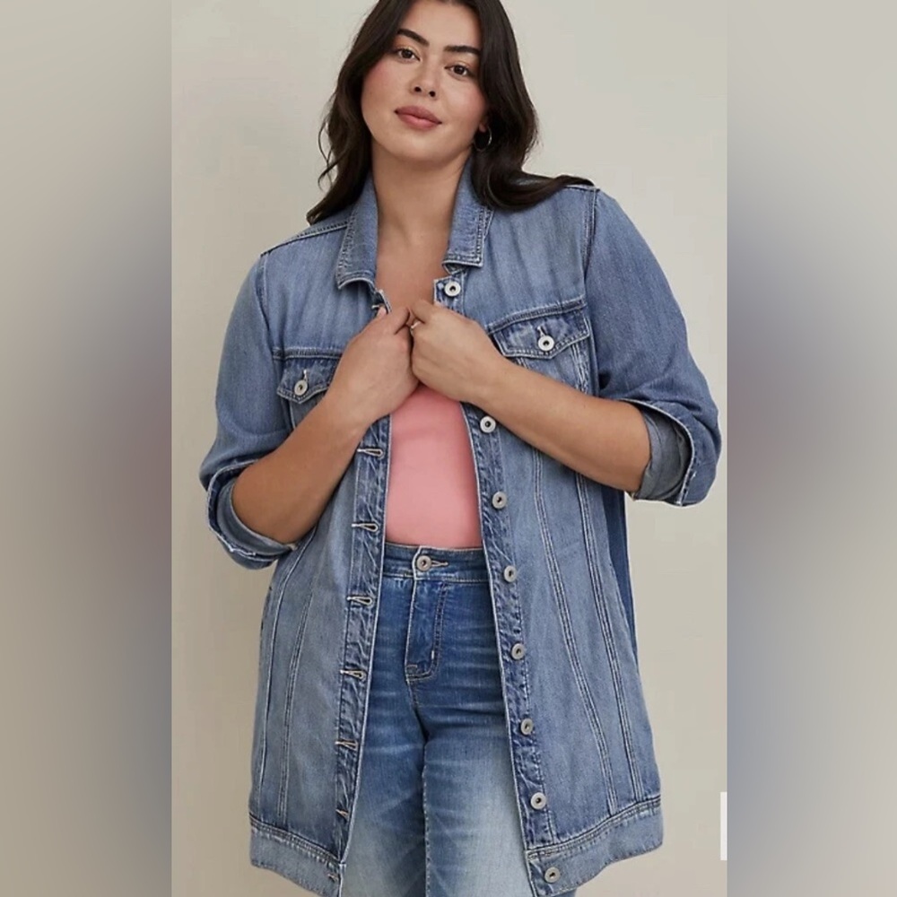 Torrid DENIM LONGLINE TRUCKER JACKET - VINTAGE TENCEL LIGHT WASH size 4